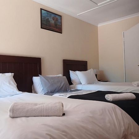 Ebony And Ivory Guesthouse Bloemfontein Exterior photo